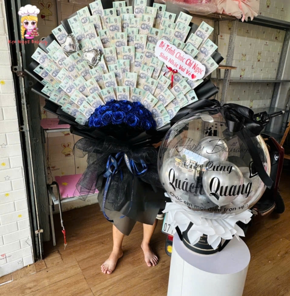 Bó hoa tiền 500k khổng lồ tại tân phú