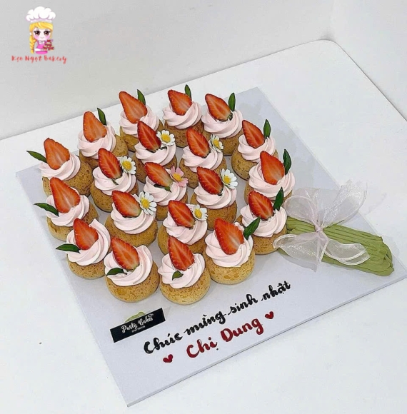 Bánh su dai mừng lễ 20/11 tạo hình bó hoa tươi 