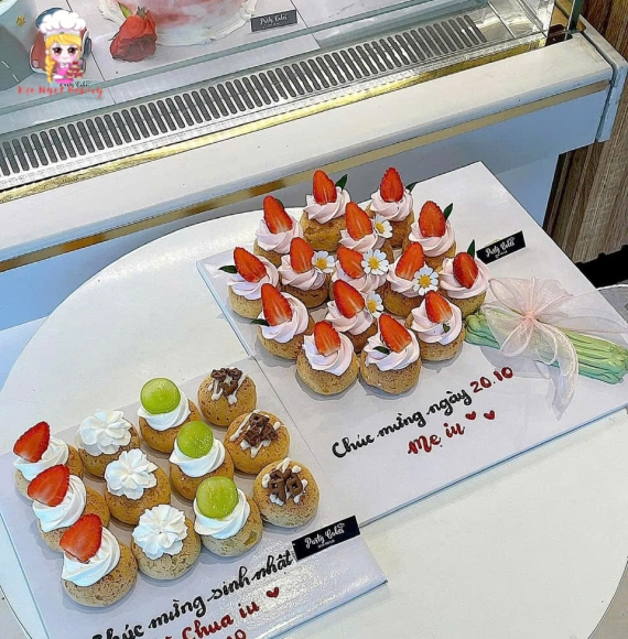 Bánh su dai mừng lễ 20/11 tạo hình bó hoa tươi 