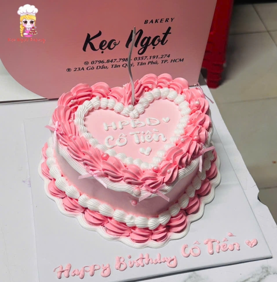 Bánh kem trái tim tone hồng 