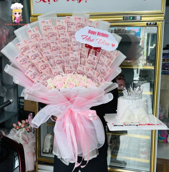 Hoa tiền dáng đứng kèm bánh kem bling bling