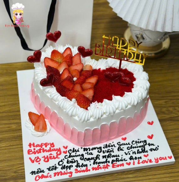 Bánh kem sinh nhật trái tim tone hồng trang trí đầy dâu tây