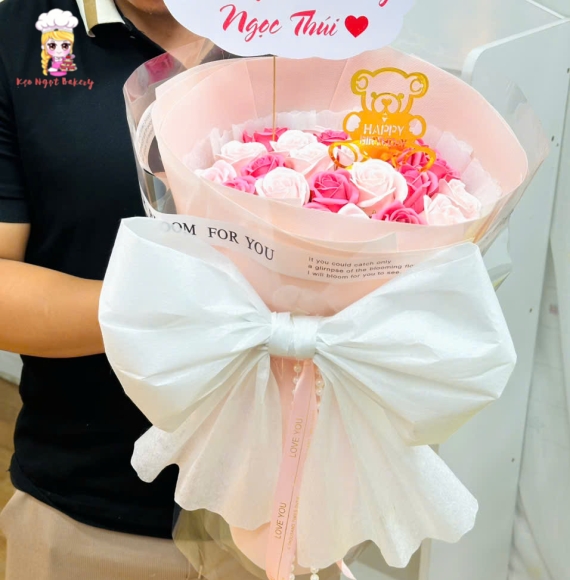 Bó hoa sáp tặng người yêu kèm nơ lớn xinh xắn