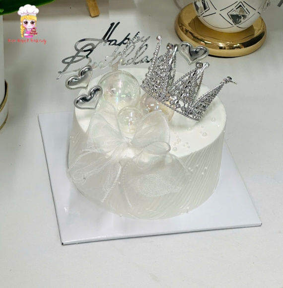 Bánh kem nơ kèm vương miện tone trắng sang 