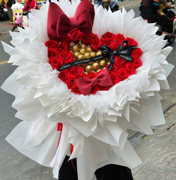 Mẫu bó hoa sáp tone đỏ mix với socola