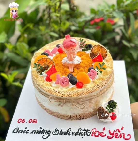 Bánh bông lan trứng muối tặng bé gái hot