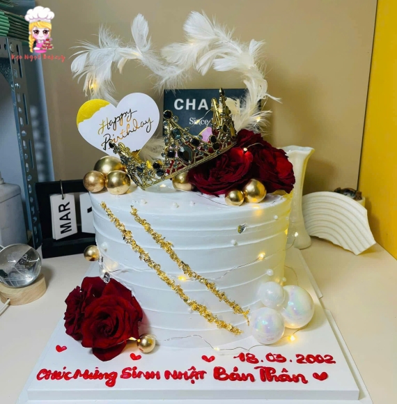 Bánh kem mẫu đẹp hot 2026 kết hợp hoa tươi