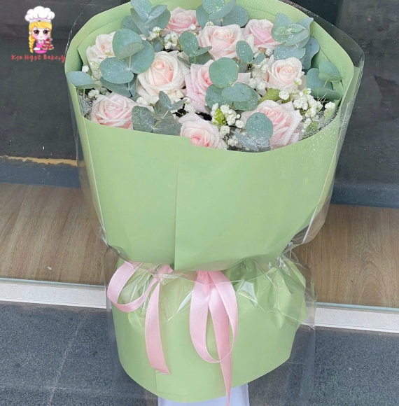 Bó hoa tươi tone hồng kết hợp giấy xanh tặng các bạn gái 