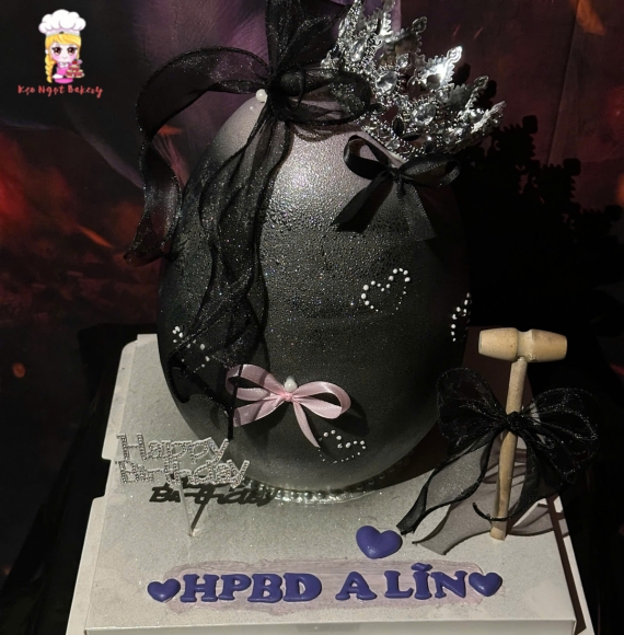 Bánh đập trứng tone đen sang trọng 