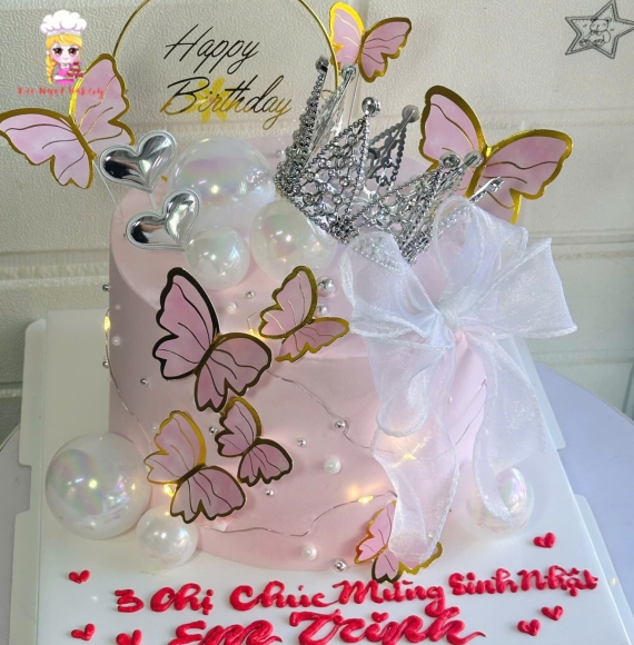 Bánh kem dành cho nữ tone hồng kết hợp phụ kiện bướm xinh