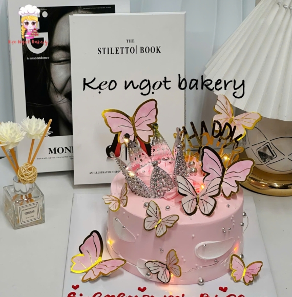 Bánh kem tone hồng trang trí theo yêu cầu 