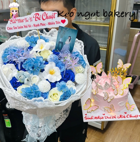 Combo bánh và hoa tặng người yêu tại Kẹo Ngọt