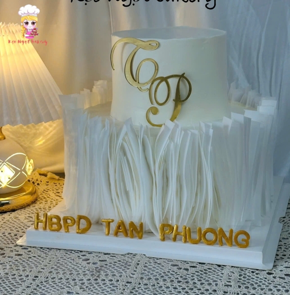 Bánh kem tone trắng siêu sang tặng các cô gái  