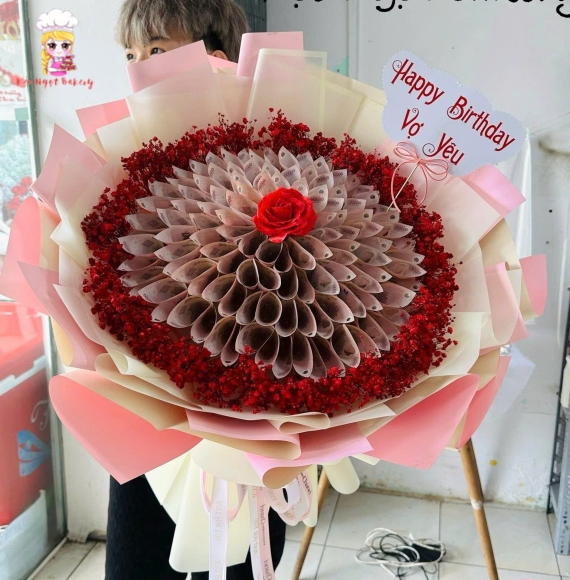Bó hoa tiền 50k khổng lồ tặng vợ yêu 
