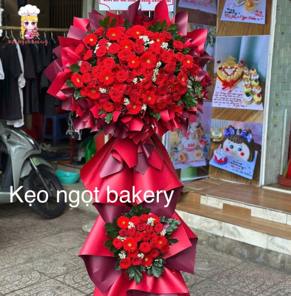 Kệ hoa khai trương tone đỏ hot tai Quận 3 