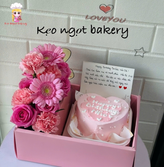 Sét bánh kem kèm hoa tươi tone hồng hot trend hiện nay 
