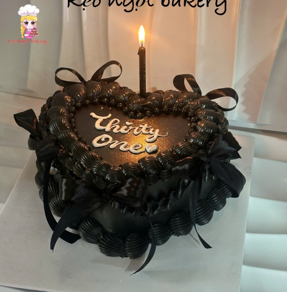 Bánh kem tone đen cho nữ thích sang trọng