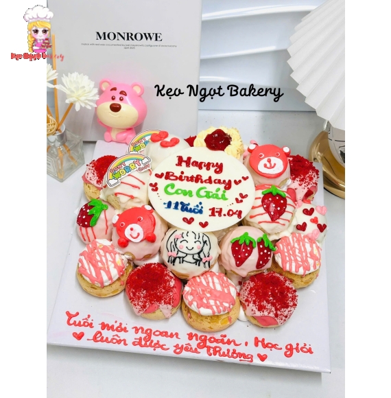 Bánh kem sinh nhật trang trí gấu dâu siêu dễ thương 