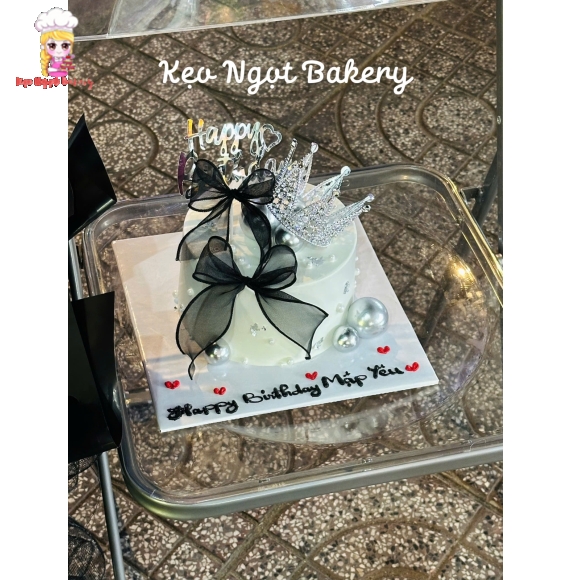 Bánh kem vương miệng tranhg trang trí nơ đen 