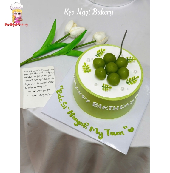 Bánh kem sinh nhật tone xanh lá cây kèm trái nho 