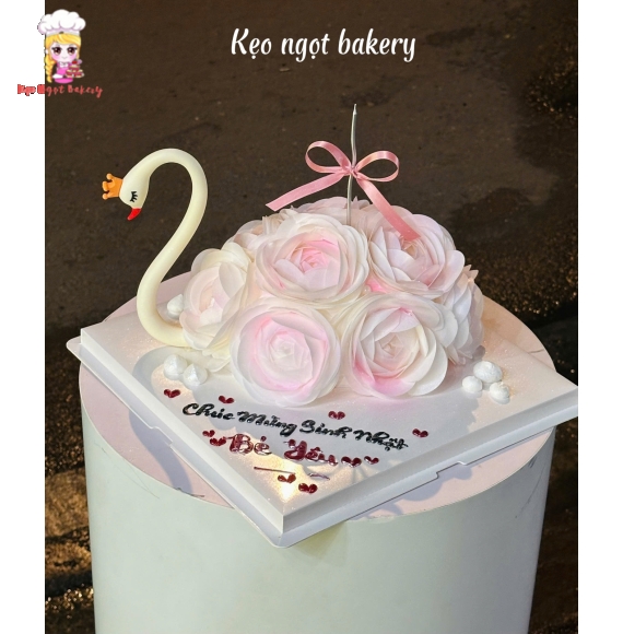 Bánh kem sinh nhật tone hồng kèm con vật siêu hot 
