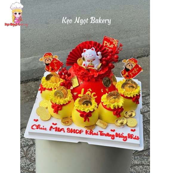 Bánh kem chữ lộc tone đỏ kèm bánh nhỏ xung quanh 