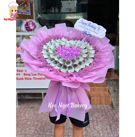Bó hoa tiền 500k kèm hoa tím hình trái tim 