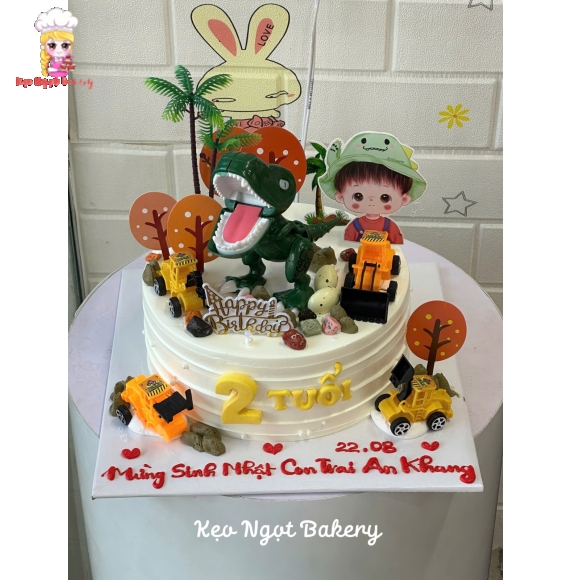 Bánh kem sinh nhật tặng các bé trai kèm đồ chơi trang trí 