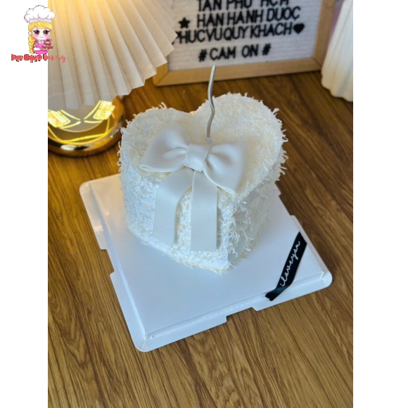 Bánh kem tone trắng trái tim siêu hot