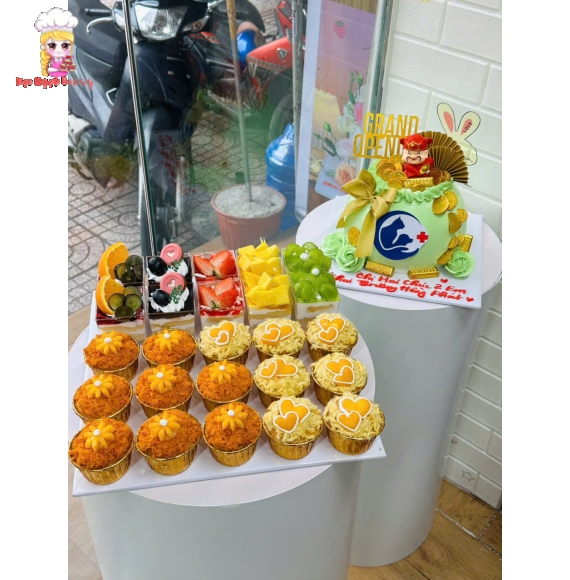 Combo bánh tráng miệng và hủ vàng tài lộc cho khách khai trương