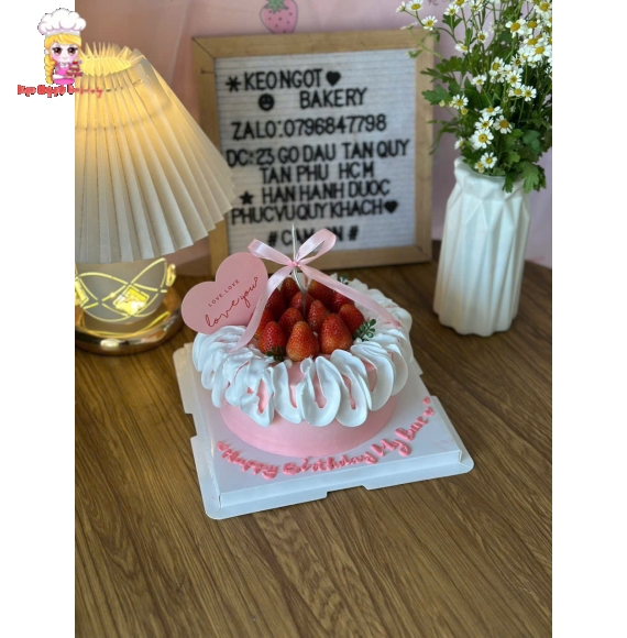 Bánh kem chúc mừng kèm dâu tây