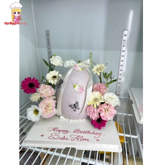 Mẫu bánh đập trứng hot kèm hoa tươi tone tím pastel