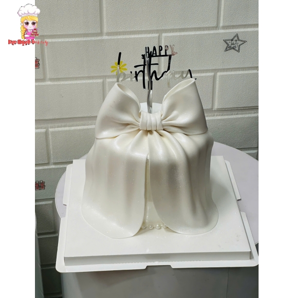 Bánh kem tone trắng trang trí nơ