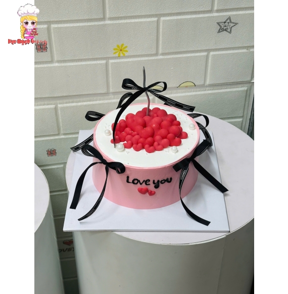 Bánh kem hồng trang trí thêm nơ đen tặng người yêu