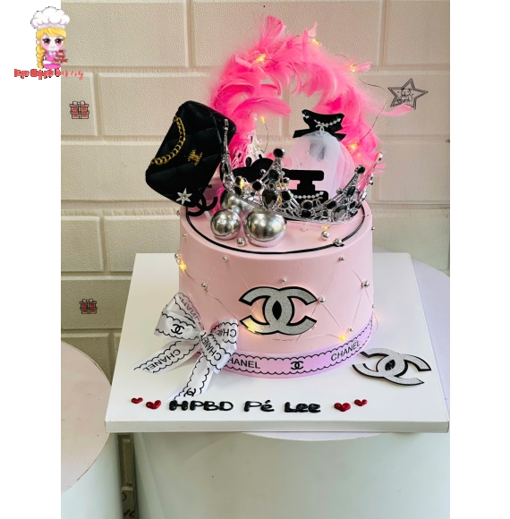 Bánh kem tone hồng trang trí thêm phụ kiện tặng vợ 