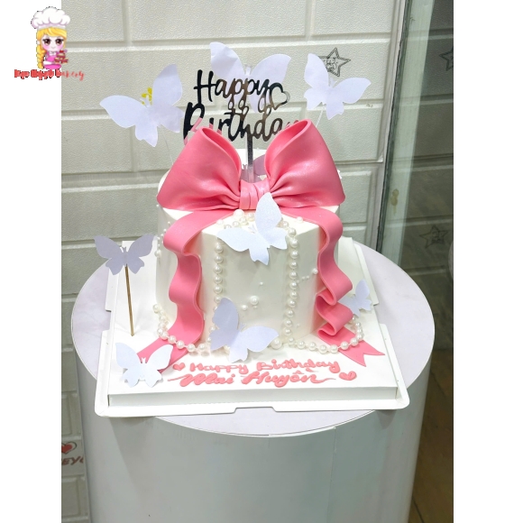 Bánh kem trang trí nơ hồng và bươm bướm tặng người yêu 