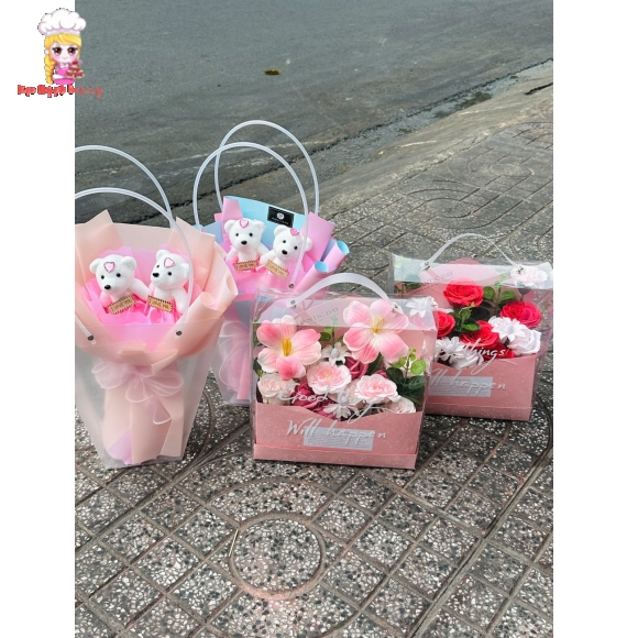 Các hoa gấu bông mix với hoa sáp kèm hộp tại Kẹo Ngọt