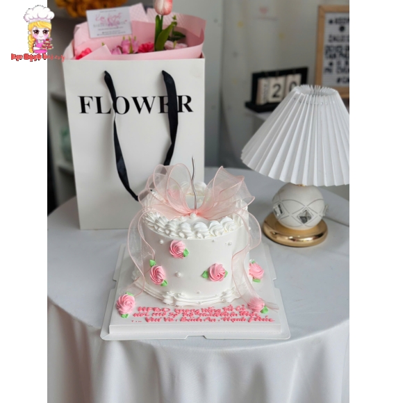 Set bánh kem và hoa tươi dành tặng cặp đôi