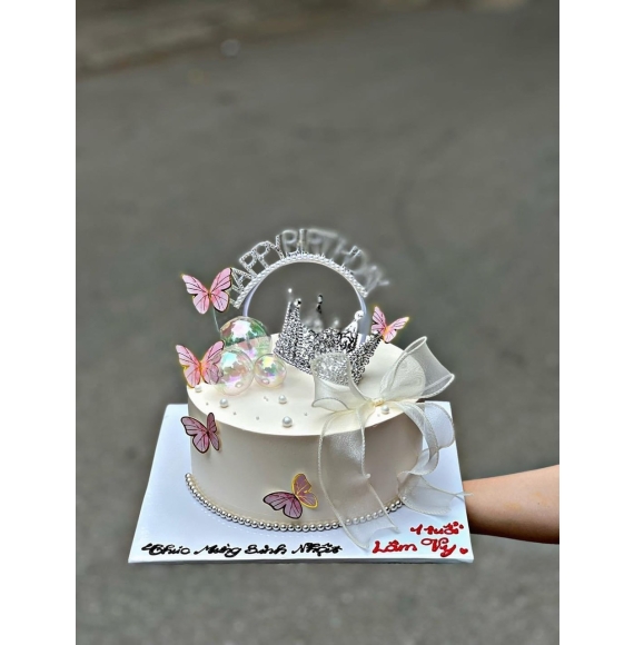Bánh kem vương miện trắng cày HappyBirthDay