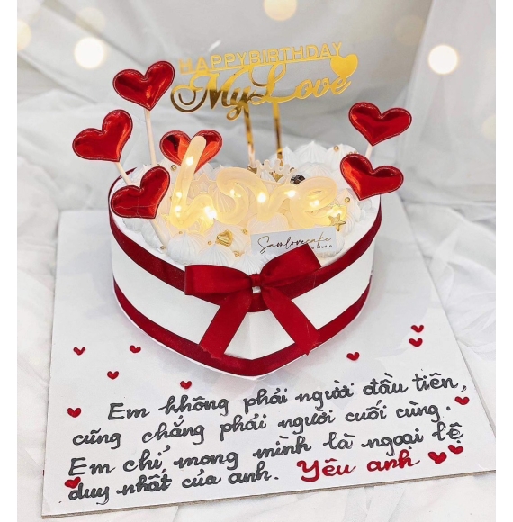 Mẫu bánh tim đèn chữ love