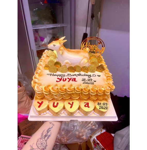 Bánh Kem hình vuông mẫu dê vàng