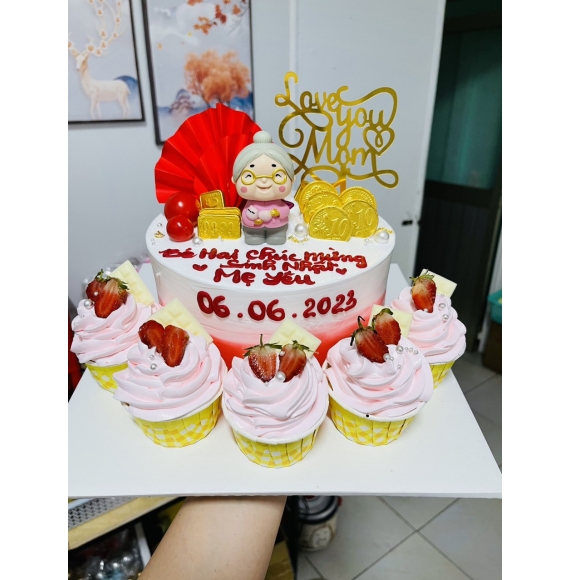 Mẫu bánh tặng mẹ kèm cup cake