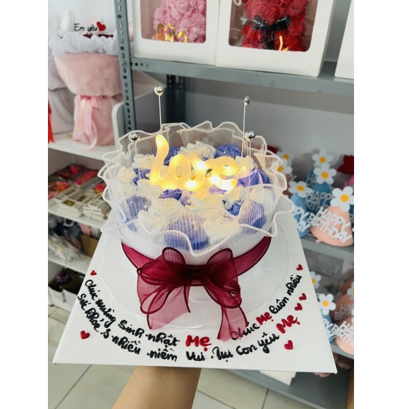 Bánh kem mẫu voan lưới đèn love