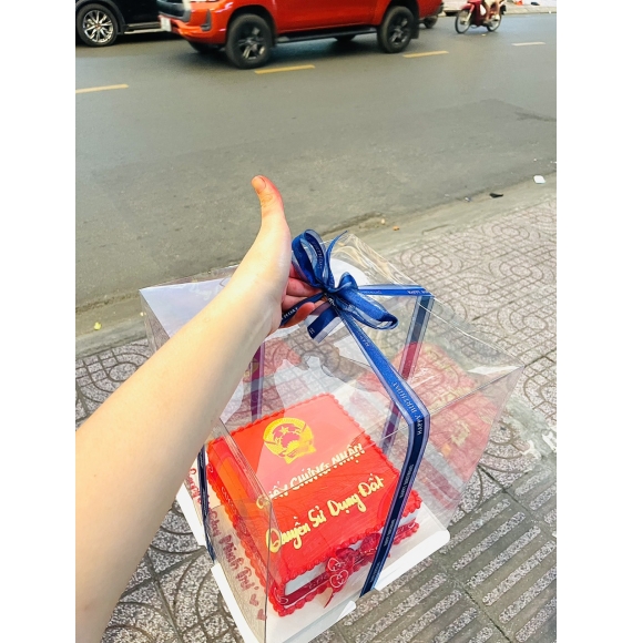 Bánh Kem sổ đỏ dựng hộp meca trong
