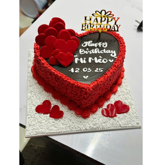 Bánh kem trái tim tone đỏ