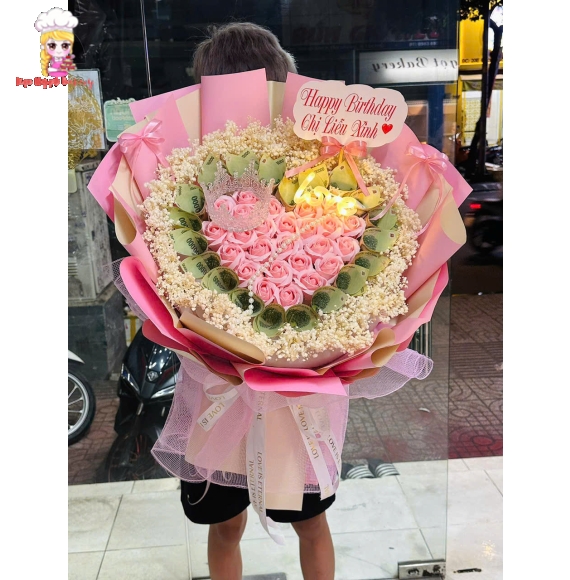 Bó hoa tiền và hoa sáp khổng lồ