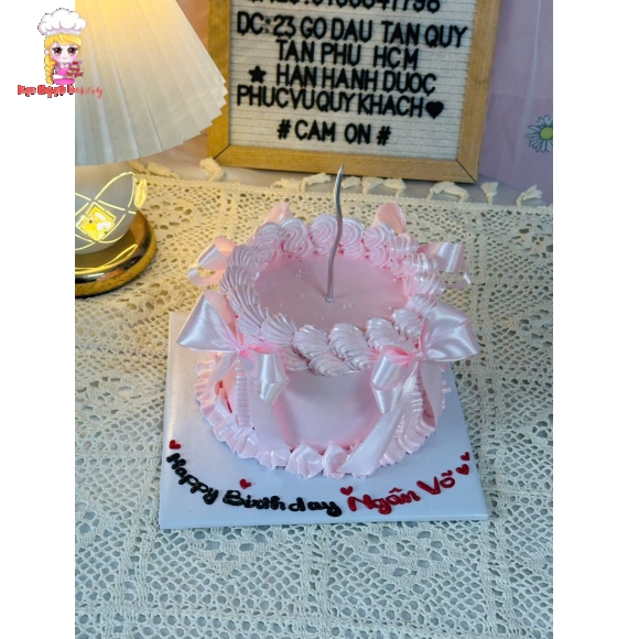 Bánh kem tone hồng kèm nơ ruy băng