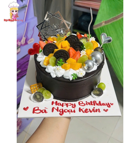 Bánh kem tone đen phủ đầy trái cây