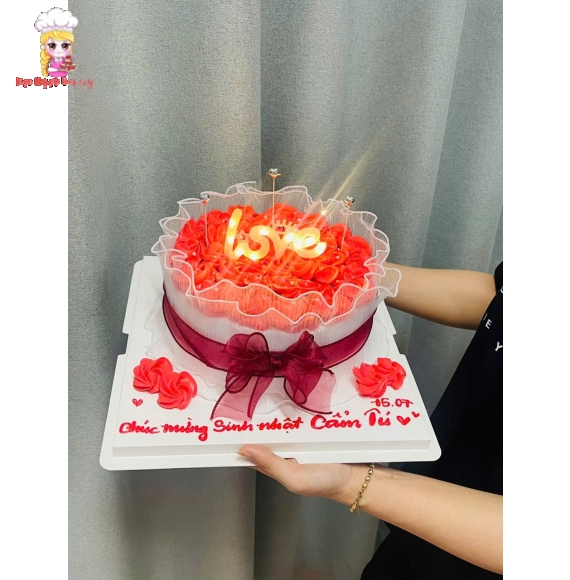 Mẫu bánh kem đẹp tặng cho nữ bắt hoa tone đỏ hot 2025