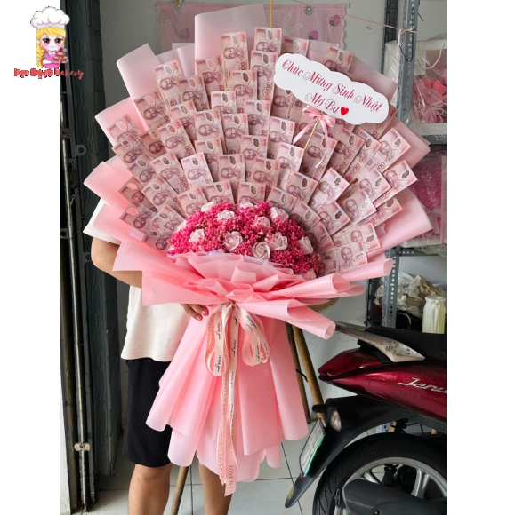 Bó hoa tiền tờ 200k khổng lồ tặng mẹ